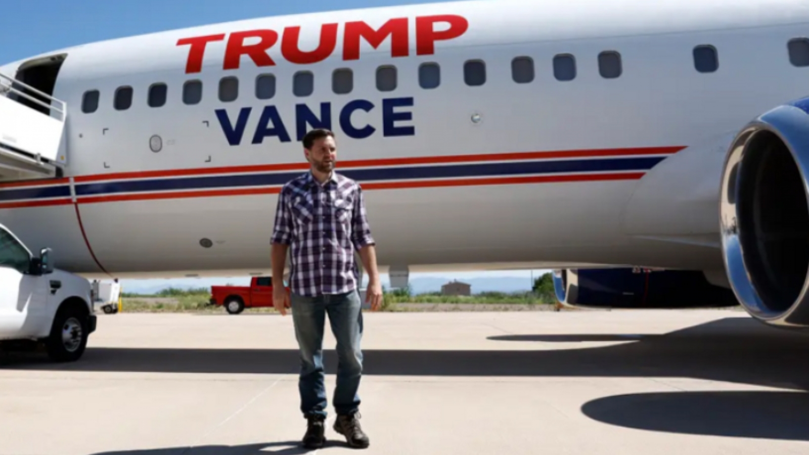 Máy bay chở ứng viên Phó tổng thống của ông Trump gặp sự cố trên không