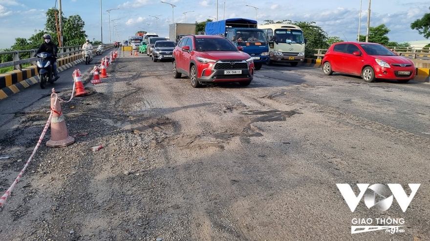 Cầu Phù Đổng bong tróc, người tham gia giao thông rón rén đi lại