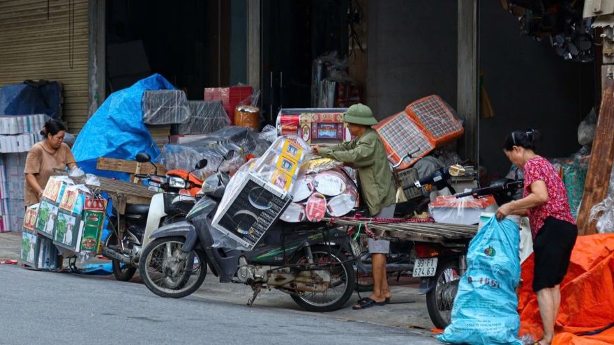 Nhà lầu, ô tô, iPhone được gấp rút sản xuất cho 'cõi âm' kịp rằm tháng 7