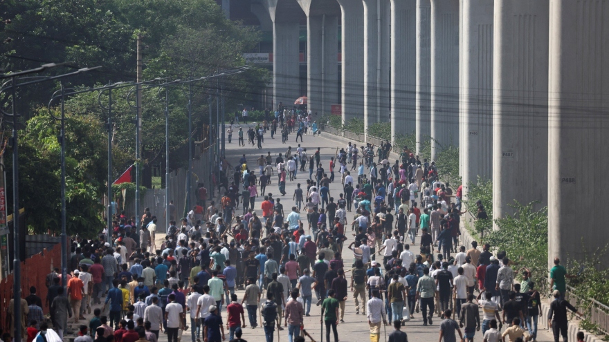 Gần 100 người thiệt mạng vì bạo loạn, Bangladesh áp đặt giới nghiêm