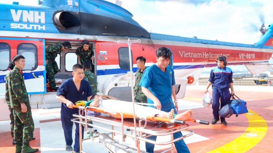 Trực thăng cùng lúc cấp cứu 3 bệnh nhân từ Trường Sa về đất liền