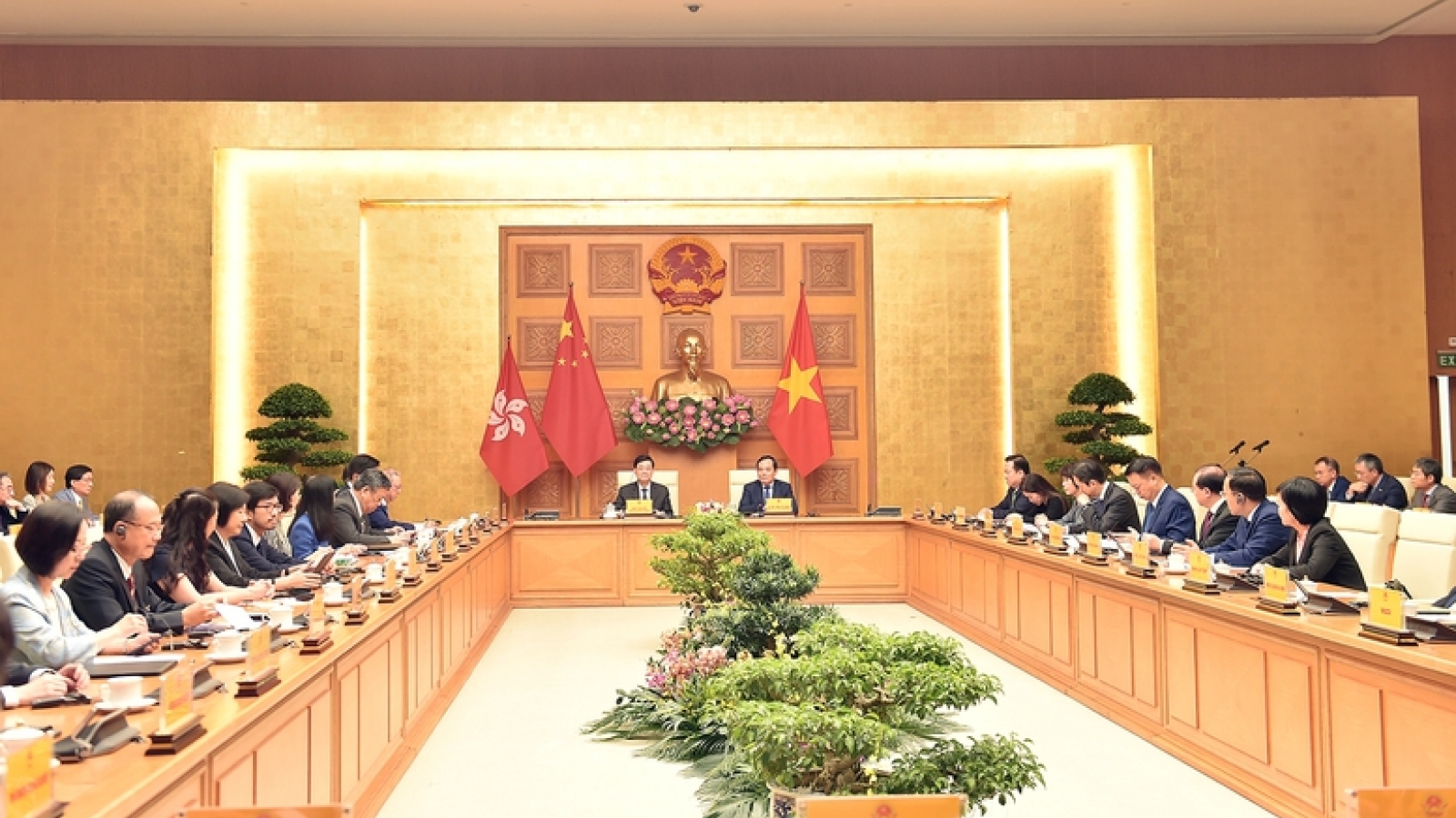 Deputy PM Luu Quang hold talks with Hong Kong Chief Executive