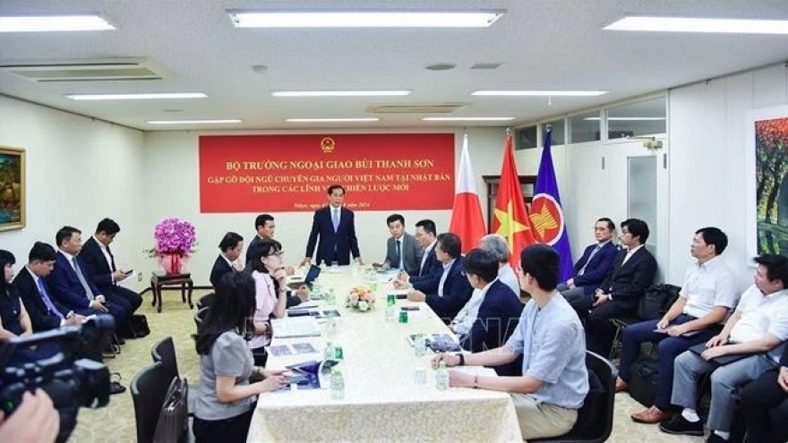 Foreign Minister meets OV intellectuals in Japan