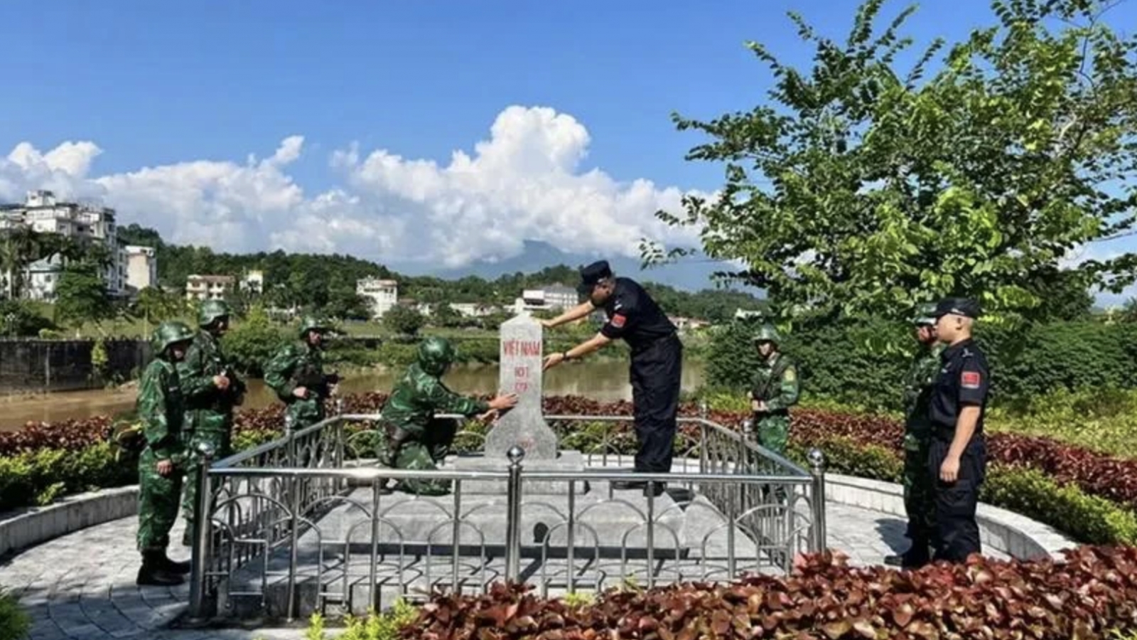 Vietnamese, Chinese law enforcement forces conduct joint patrol