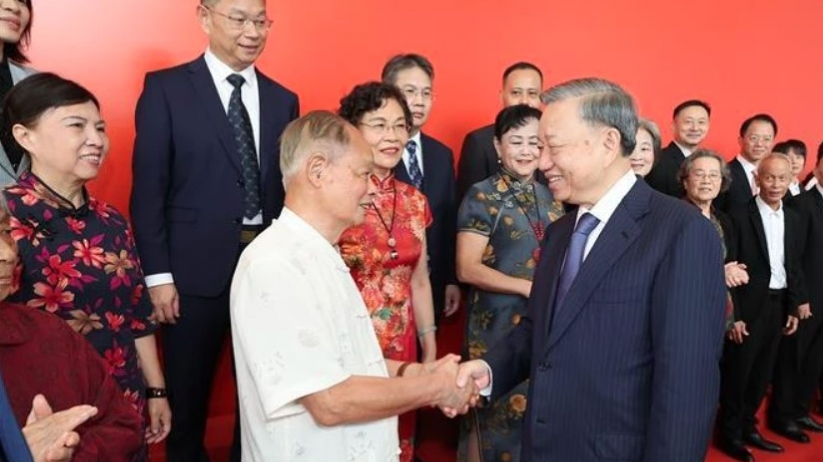 Top Vietnamese leader meets with Chinese representatives of friendship organisations