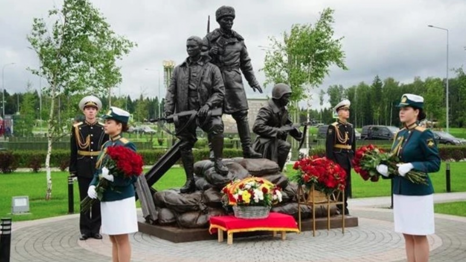 Russia unveils monument to Vietnamese volunteer soldiers