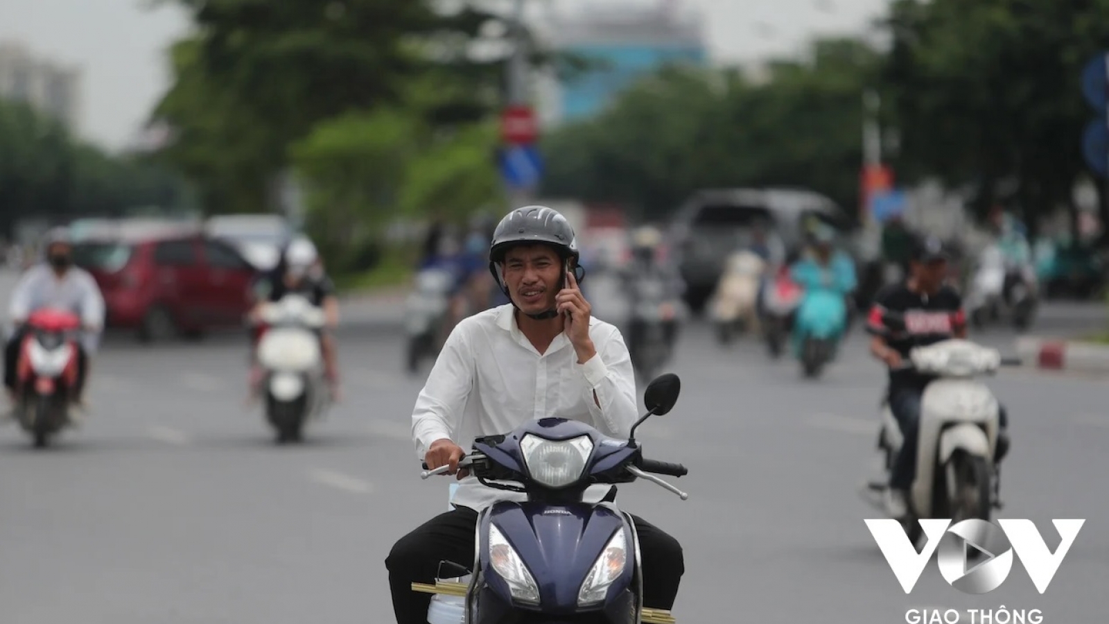 Xe máy và điện thoại: Những hình ảnh cần xử lý nghiêm