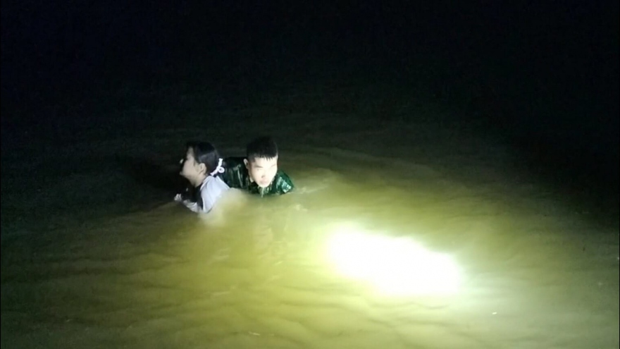 Chiến sỹ biên phòng bất chấp nguy hiểm cứu người đuối nước trong đêm