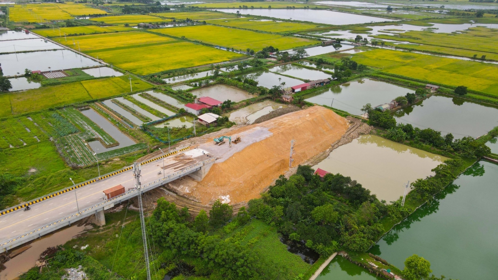 Vì sao cầu gần 400 tỷ đồng làm xong "đắp chiếu" cả năm trời?