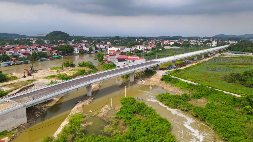 Cầu gần 400 tỷ làm xong cả năm nay vẫn “đắp chiếu”, lãnh đạo Bắc Ninh nói gì?