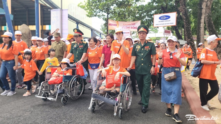 More than 5,000 join charity walk to support Agent Orange/dioxin victims