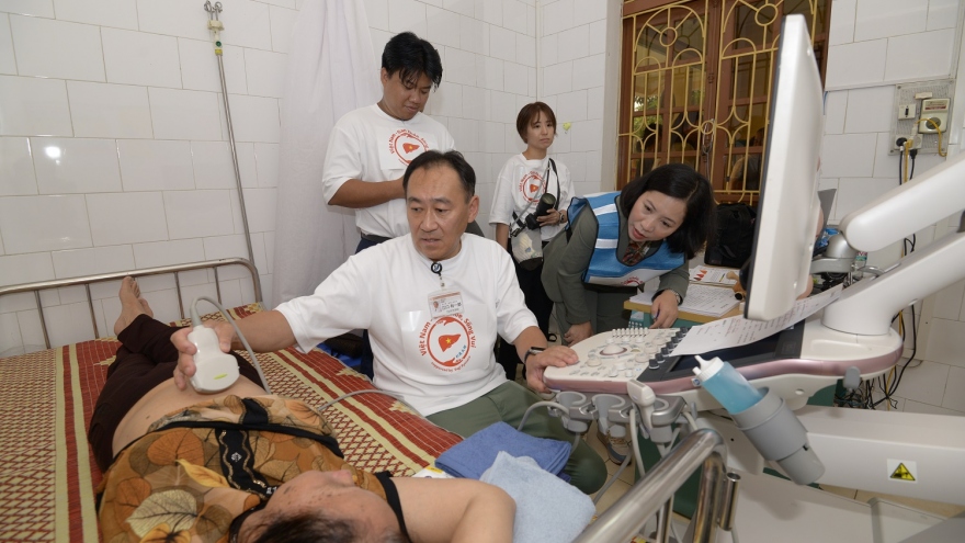 Gần 300 người được khám sàng lọc các bệnh về gan miễn phí