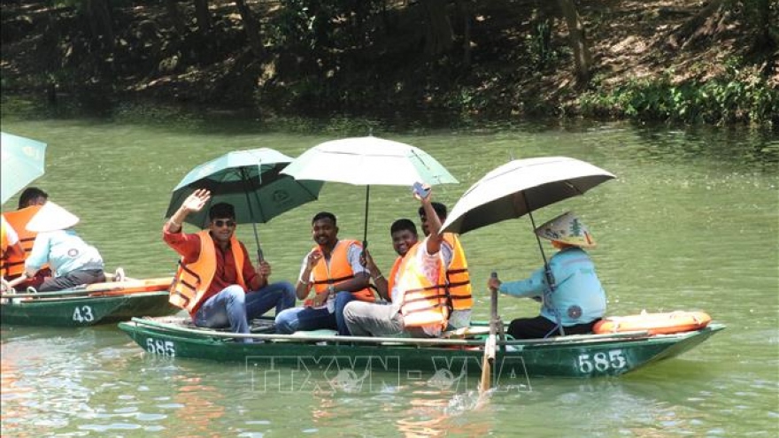 First group of 4,500 Indian visitors tour Trang An Landscape Complex