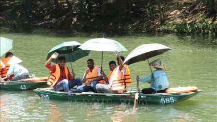 First group of 4,500 Indian visitors tour Trang An Landscape Complex