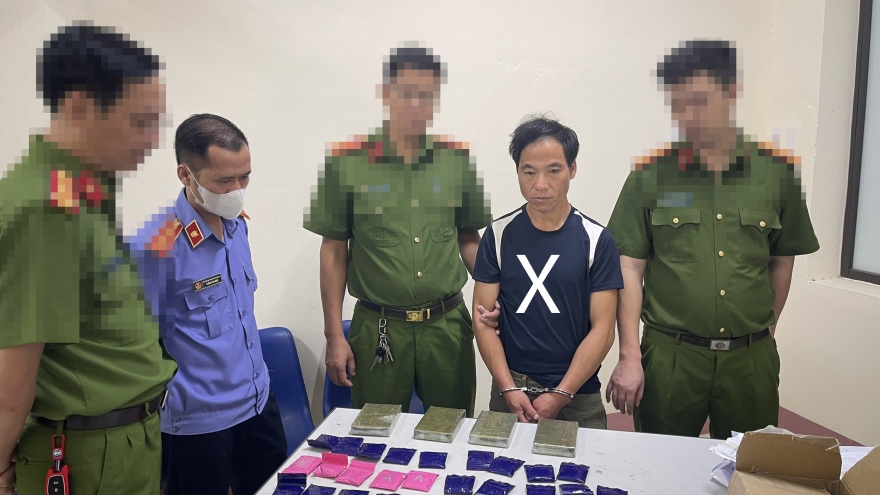 Bắt kẻ "ôm" 4 bánh heroin và gần 6.400 viên ma túy đi tiêu thụ