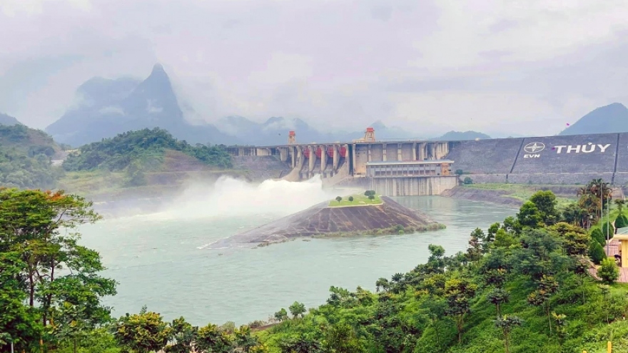 Hồ thủy điện Sơn La và hồ thủy điện Tuyên Quang đóng 1 cửa xả đáy