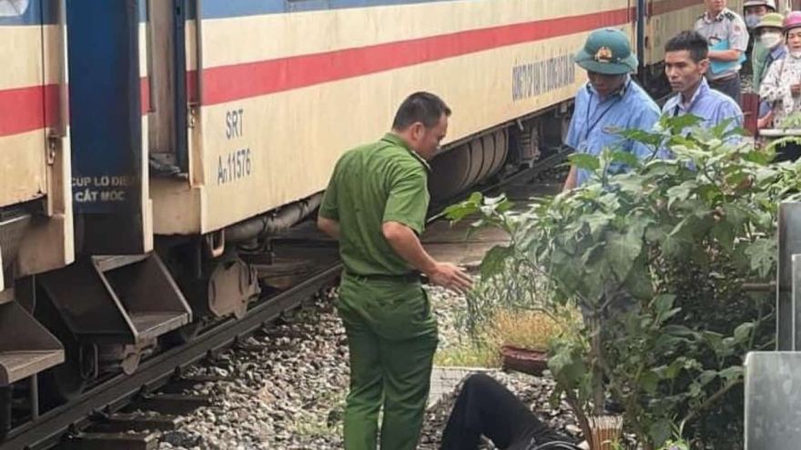 Hà Nội: Điều tra vụ nam thanh niên lao ra giữa đường tàu dẫn đến tử vong