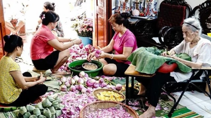 Lotus-scented tea making craft among national intangible cultural heritage