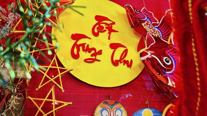 City lantern street warms up for Mid-Autumn Festival 2024
