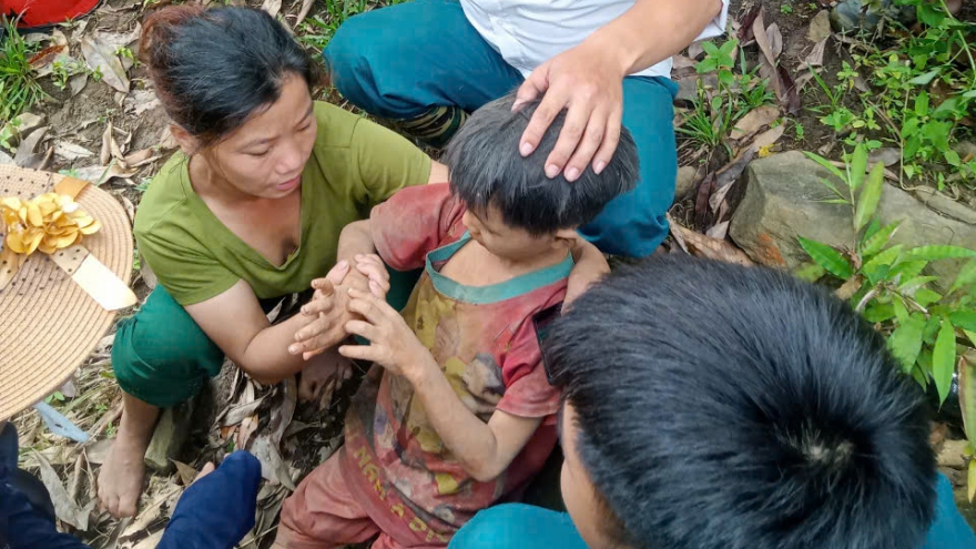 Cháu bé 6 tuổi mất tích 5 ngày trong rừng chủ yếu ăn măng chít để chống đói
