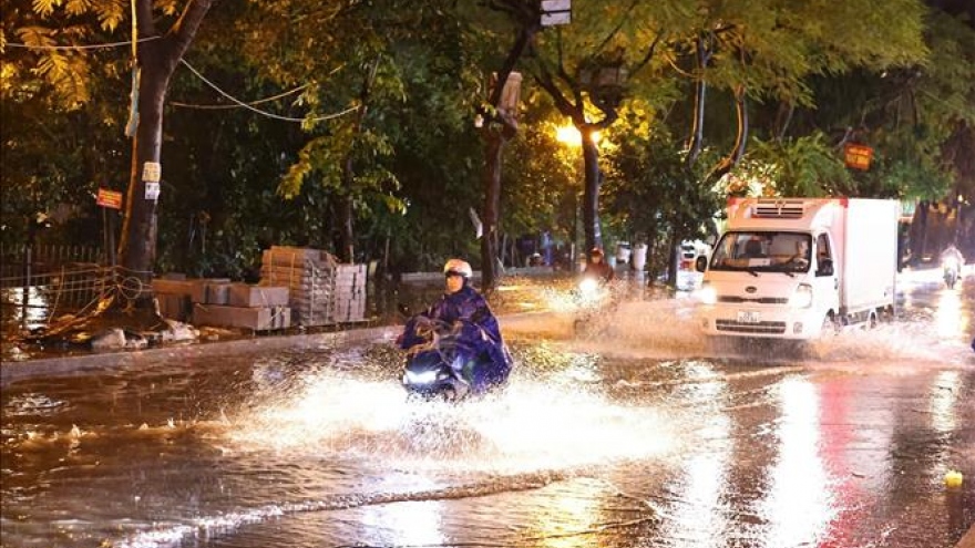 Mưa lớn kèm sấm sét liên tục, phố Hà Nội lại 'mênh mông' nước