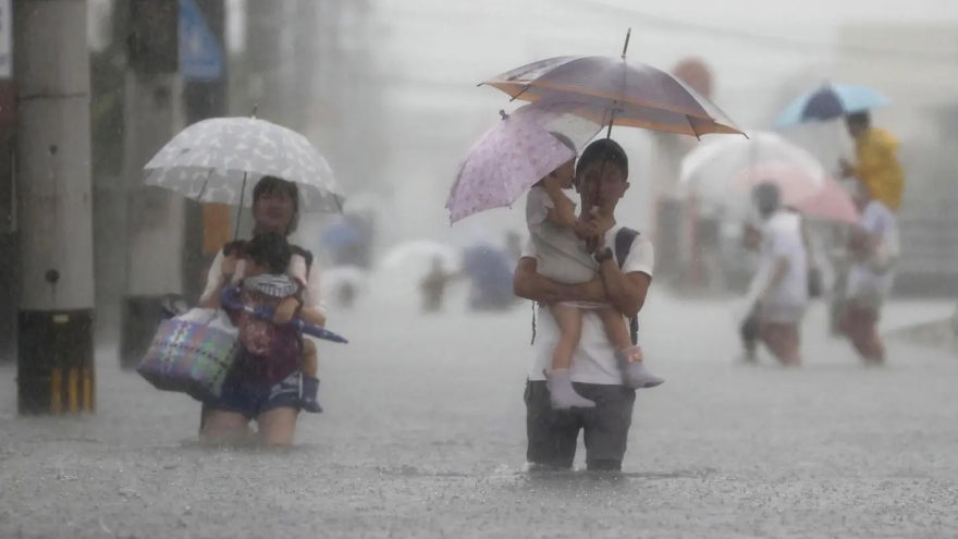 Mưa lớn ở Nhật Bản, hàng nghìn hộ gia đình phải sơ tán khẩn cấp