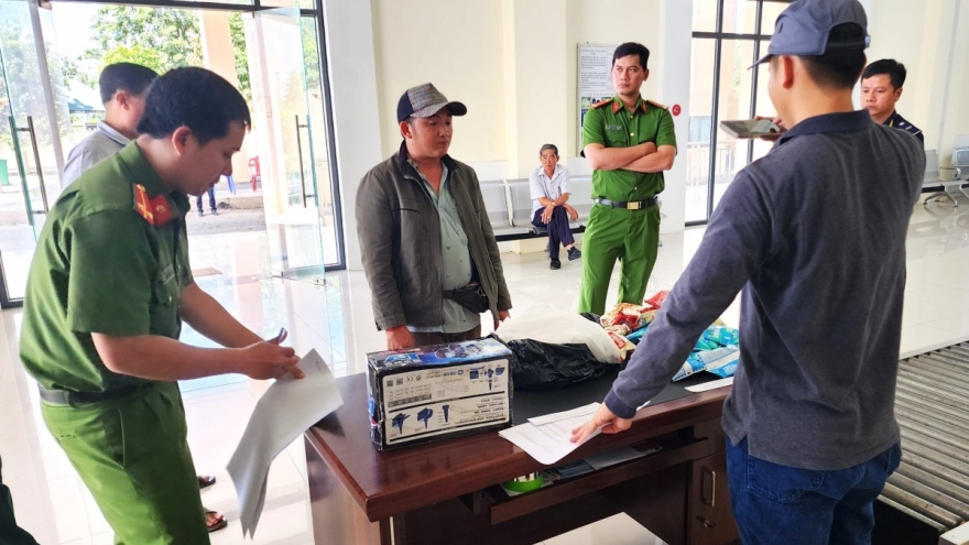 Nóng 24h: Người đàn ông vận chuyển 1,2 kg vàng từ Việt Nam sang Campuchia