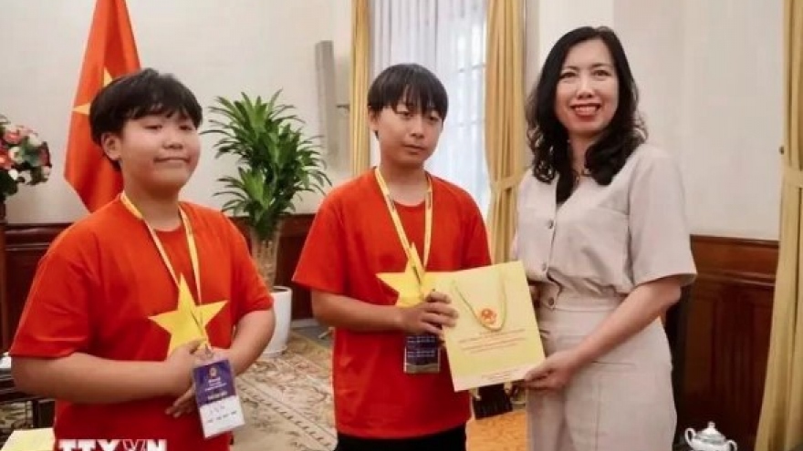 Deputy FM receives Vietnamese children, teachers from RoK