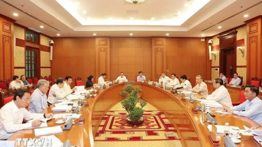 Top leader chairs Politburo's meeting to discuss important documents