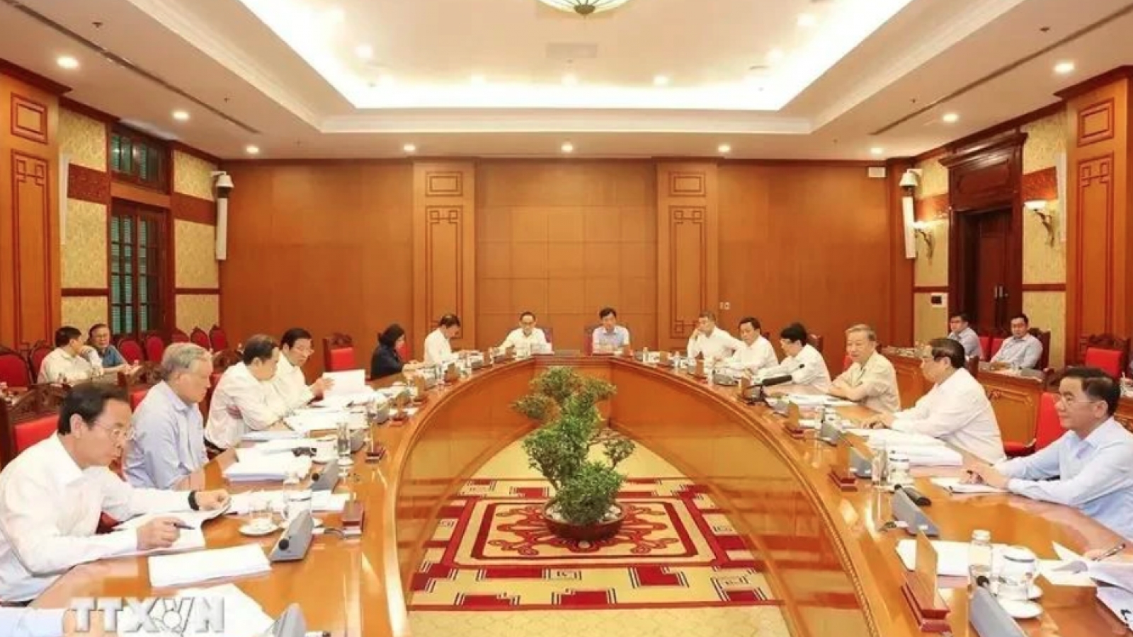 Top leader chairs Politburo's meeting to discuss important documents