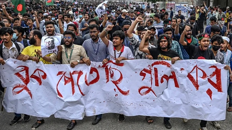 Quốc hội Bangladesh giải tán sau khi phe biểu tình ra tối hậu thư