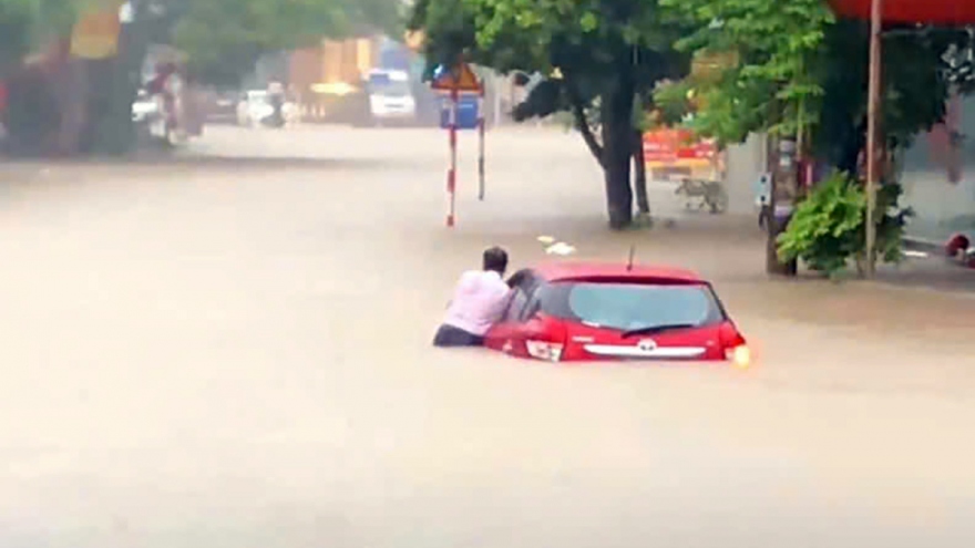 Mưa lớn kéo dài khiến nhiều nơi ở TP Thái Nguyên ngập sâu, giao thông ách tắc