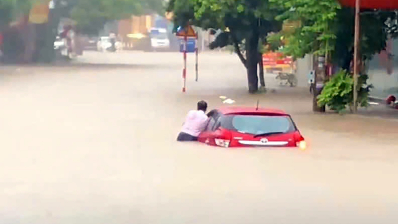 Mưa lớn kéo dài khiến nhiều nơi ở TP Thái Nguyên ngập sâu, giao thông ách tắc