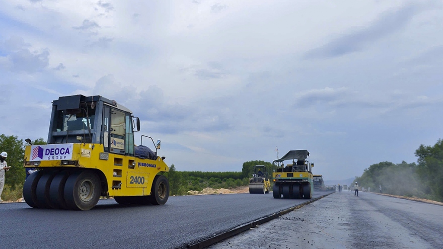 Thảm những mét bê tông nhựa đầu tiên trên cao tốc Bắc Nam đoạn Quảng Ngãi - Hoài Nhơn