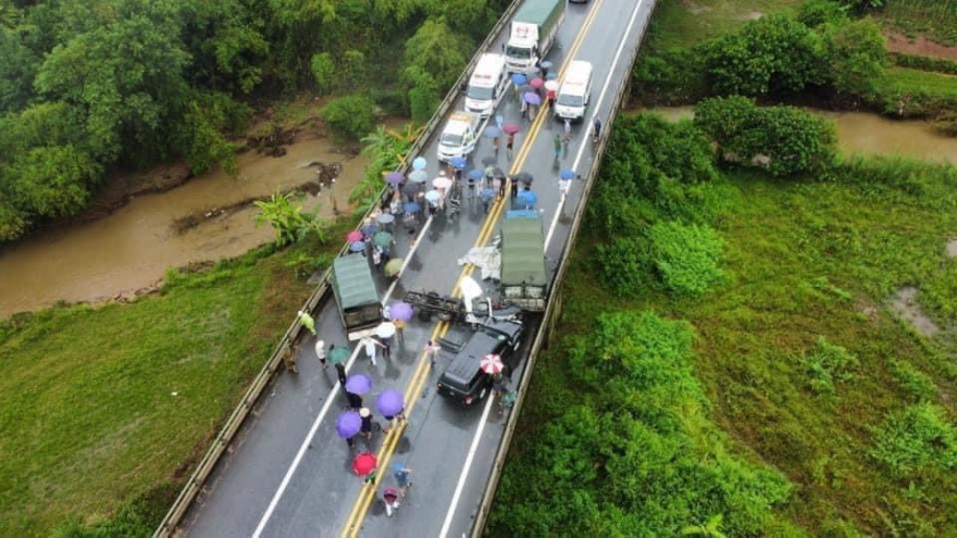 Tai nạn liên hoàn khiến 2 người thương vong trên cao tốc Nội Bài - Lào Cai