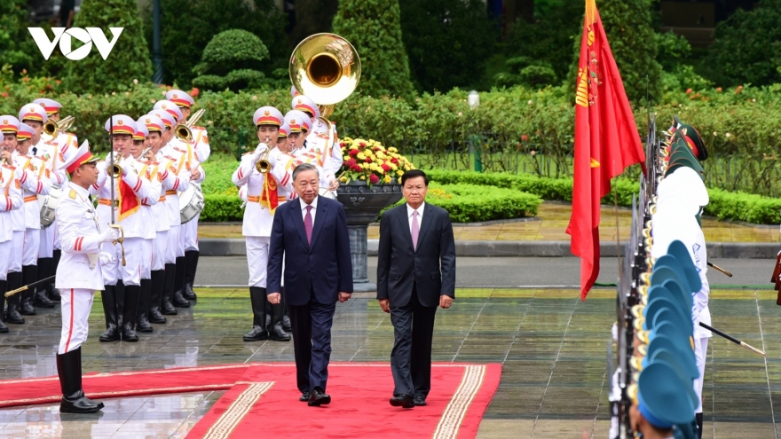 Top Lao leader Thongloun Sisoulith warmly welcomed in Hanoi on official visit