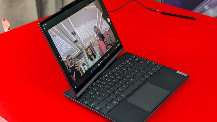 Laptop Lenovo mới xoay và đóng màn hình bằng khẩu lệnh