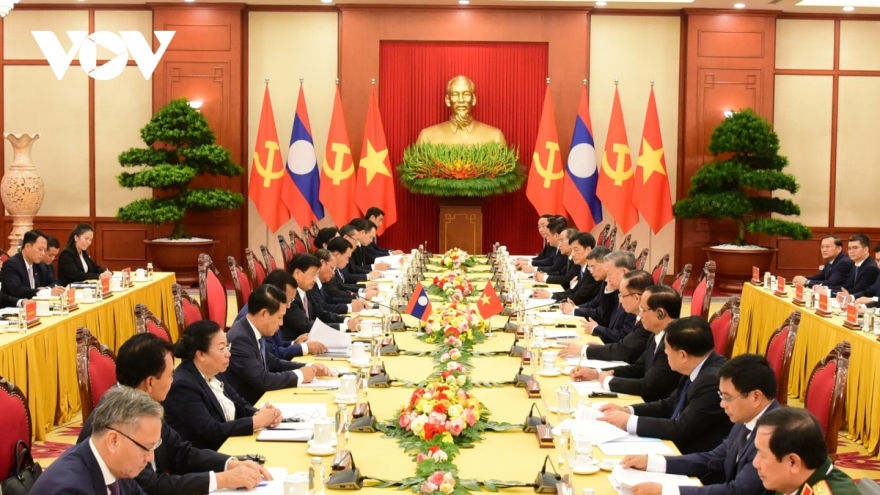 Top Vietnamese and Lao leaders hold high-level talks in Hanoi