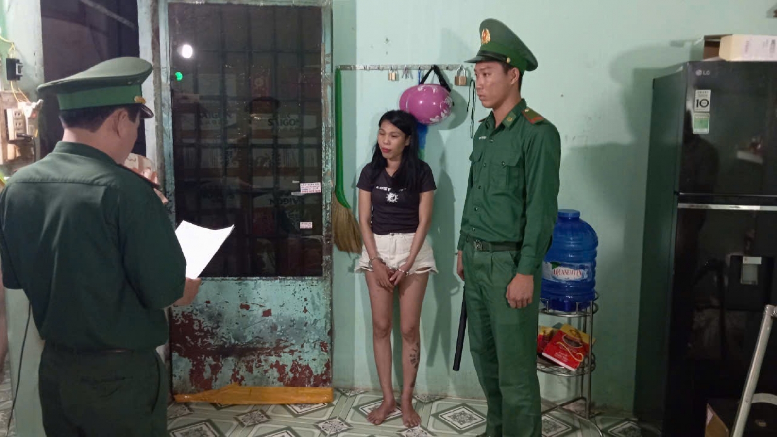 Bắt khẩn cấp 2 đối tượng tàng trữ trái phép chất ma túy