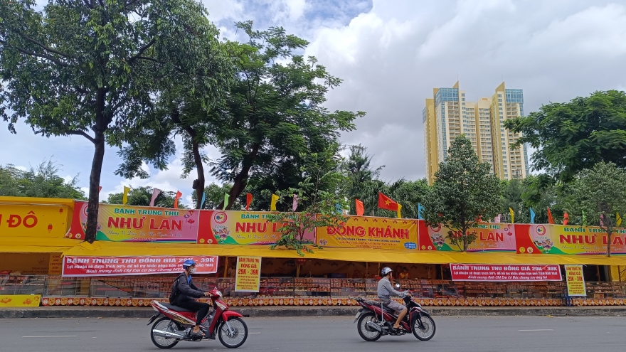 Tung nhiều chiêu khuyến mãi, bánh trung thu ở TP.HCM vẫn ế ẩm