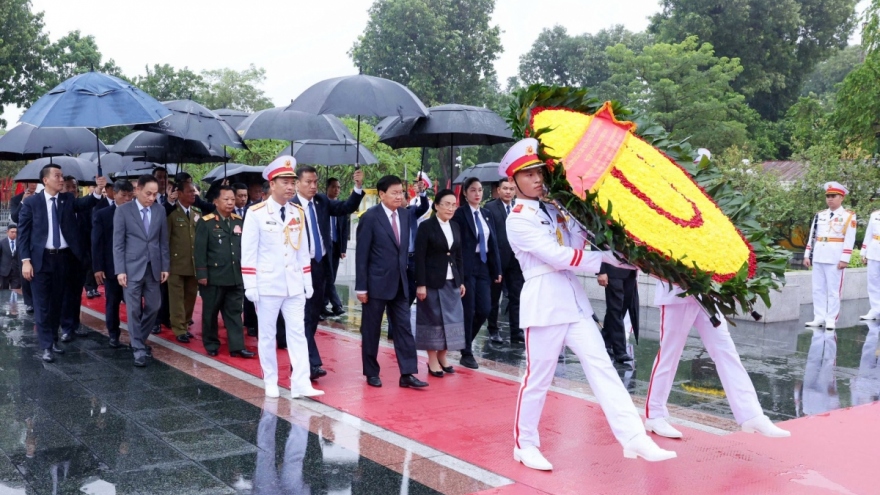 Top Lao leader pays tribute to President Ho Chi Minh