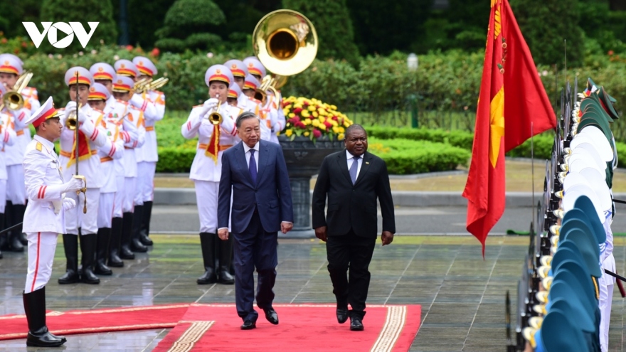 Mozambique President warmly welcomed in Hanoi on official visit