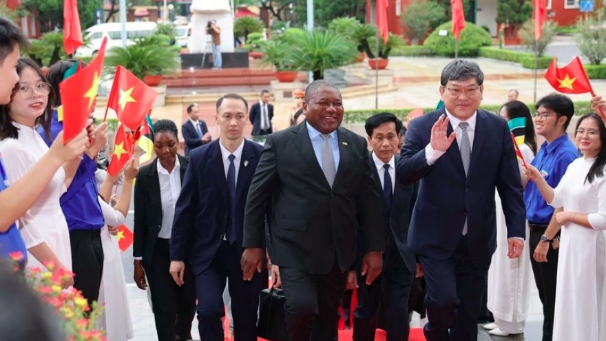 Mozambican President tours Ho Chi Minh National Academy of Politics