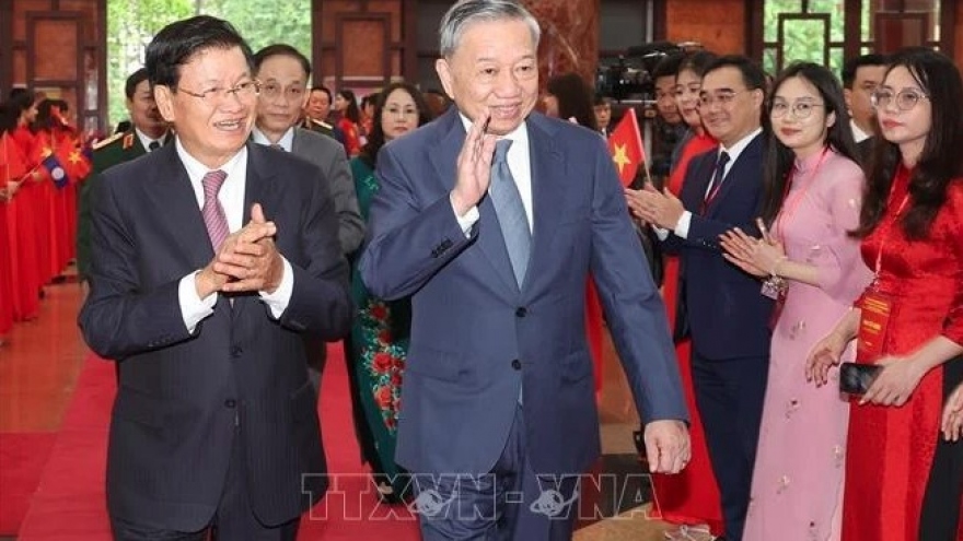 Lao leader meets with former Vietnamese volunteer soldiers