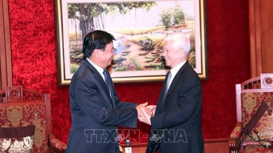 Top Lao leader meets with former Vietnamese Presidents