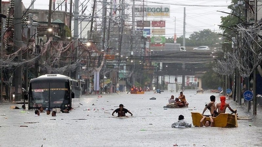 Philippines cấm cư dân Manila bơi trong nước lũ để giải trí