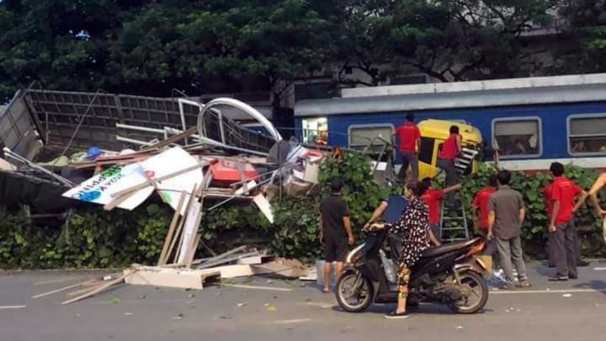 Ô tô tải va chạm nghiêm trọng với tàu hỏa tại Thanh Trì, Hà Nội