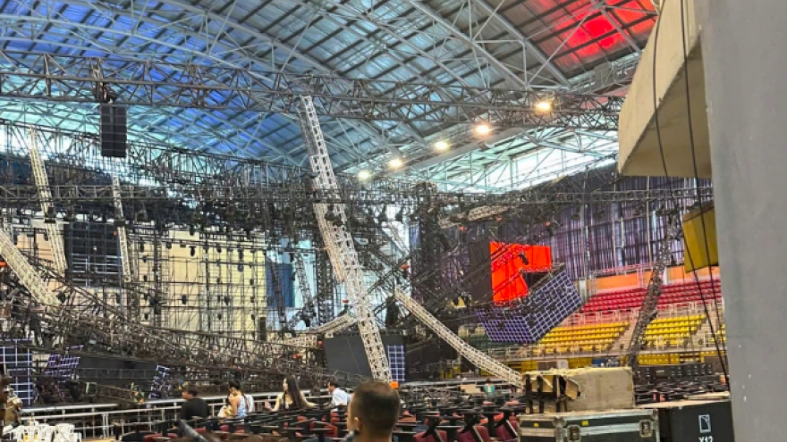 Sân khấu một cuộc thi hoa hậu tại TP.HCM bị sập