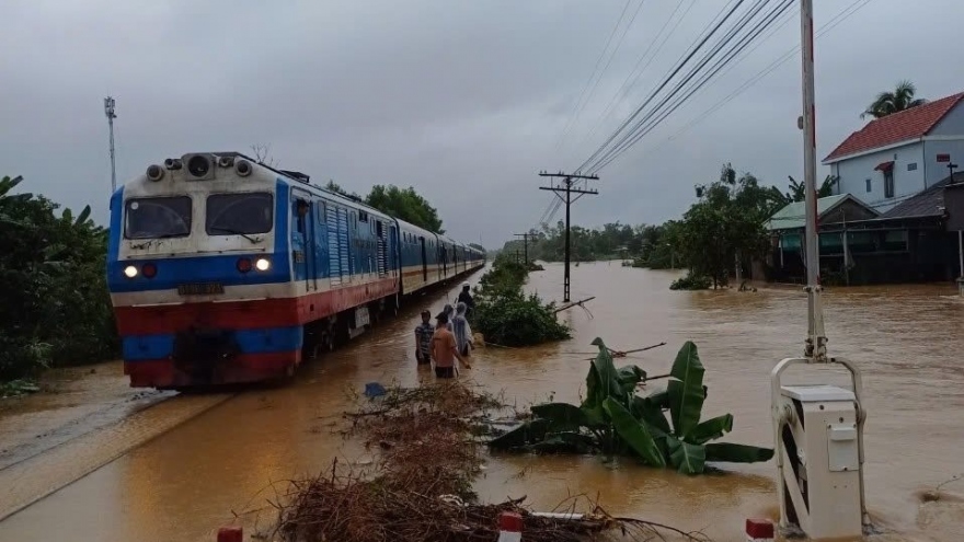 Đã thông tuyến đường sắt Bắc - Nam sau bão số 3