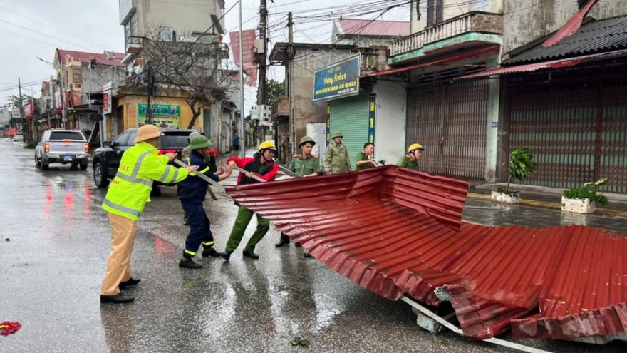 Bão số 3 đổ bộ làm cây xanh bật gốc, mái nhà trơ khung ở Bắc Ninh, Bắc Giang